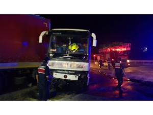 Bilecik’te Yolcu Otobüsü Park Halindeki Tıra Çarptı; 1’i Ağır 17 Yaralı