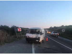 Minibüs İle Otomobil Çarpıştı: 1 Yaralı