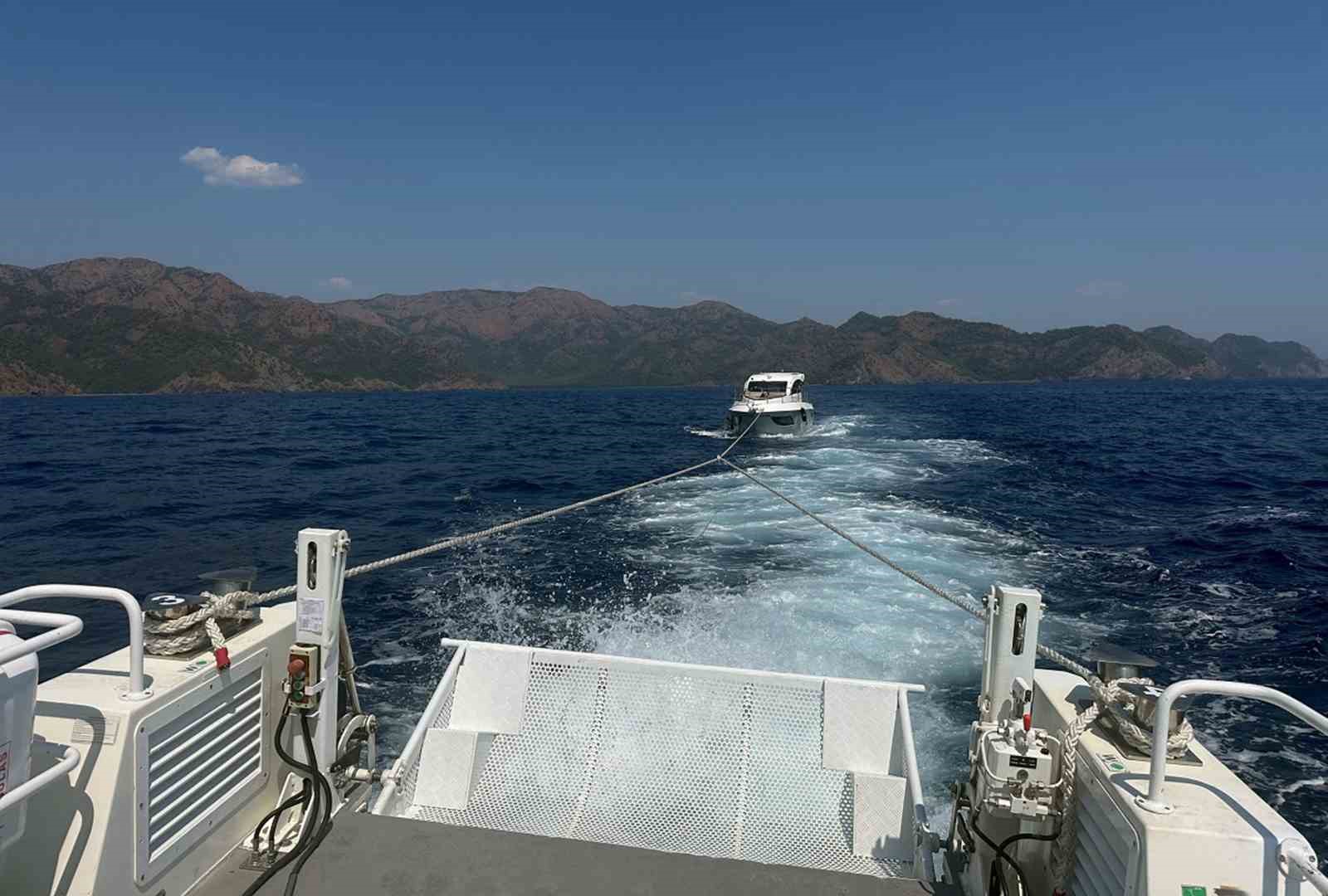 ariza-yapan-motor-yattaki-7-kisi-sahil-guvenlik-ekiplerince-kurtarildi