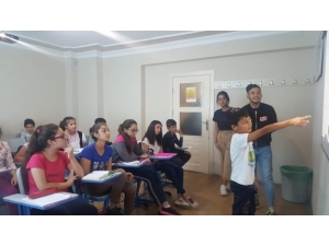 Aıesec Gönüllüleri Halk Merkezlerinde Çocuklara Dünyayı Tanıtıyor