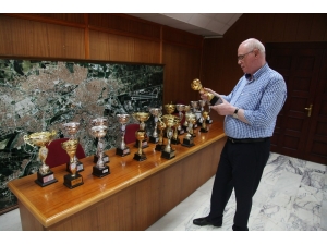 Genç Atletler Başarısını Kazım Kurt İle Paylaştı