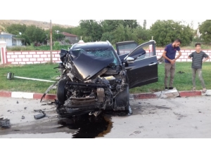 Otomobil Park Halindeki Tıra Çarptı: 1 Ağır Yaralı