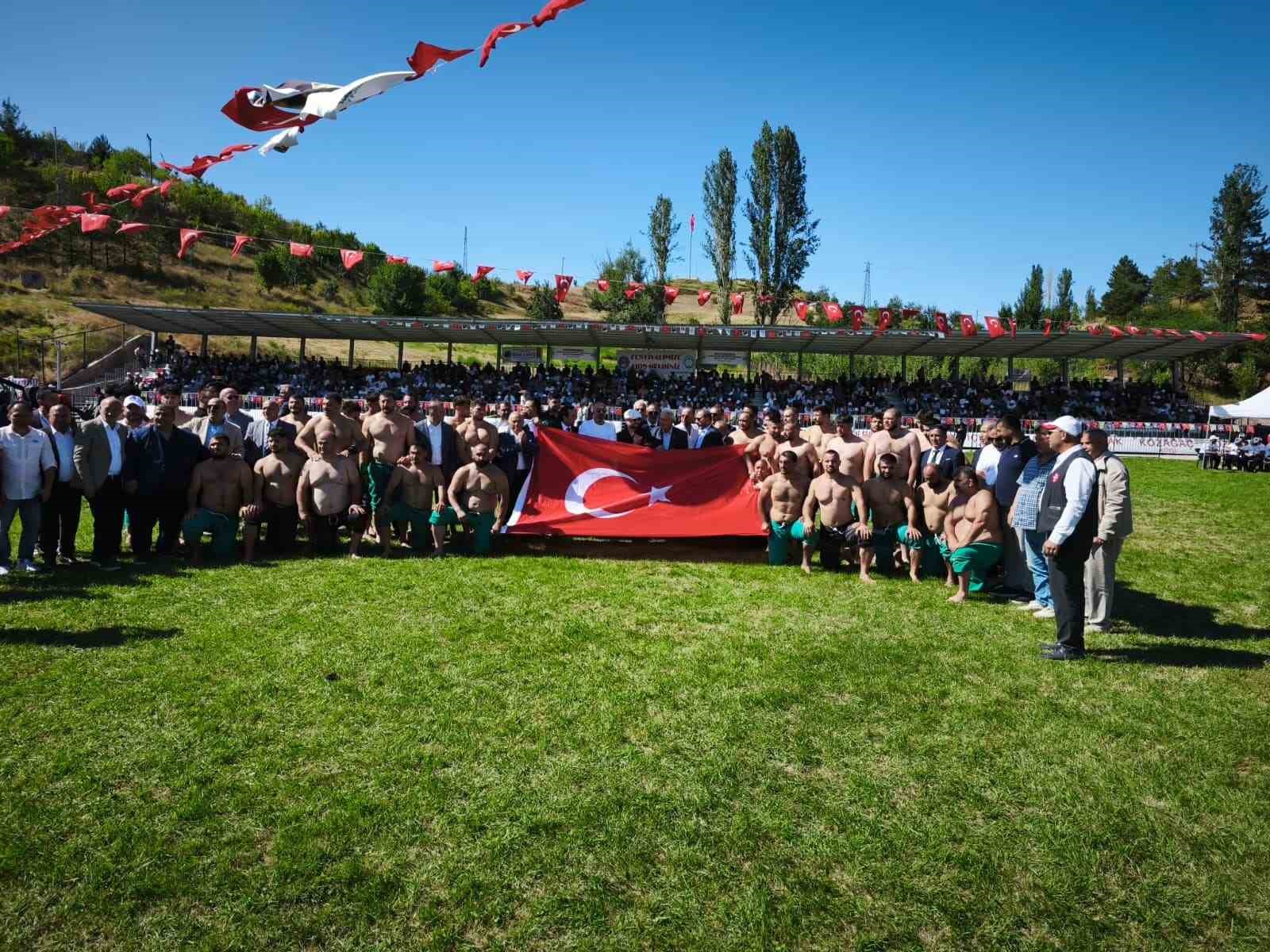 ahmet-ayik-anisina-duzenlenen-karakucak-guresleri-nefes-kesti