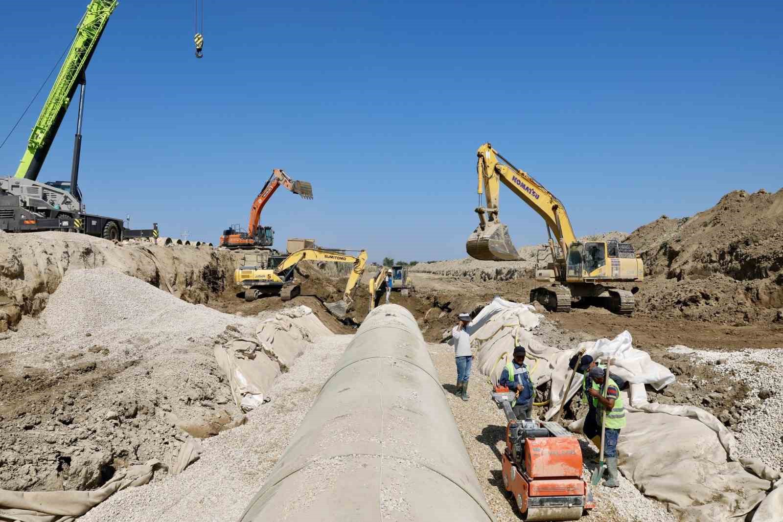 proje-tamamlandiginda-su-kaybi-en-aza-inecek-dev-borularin-montaji-yapiliyor