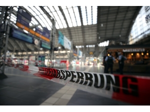 Anne Ve Çocuğunu Trenin Önüne İtti