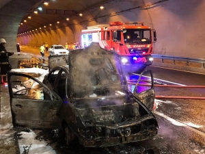 Tünel İçerisinde Otomobilde Çıkan Yangın Paniğe Neden Oldu