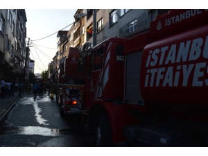 Gaziosmanpaşa’da Çatı Yangını