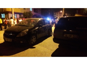 2 Kişinin Yaralandığı Kaza Mahalleliyi Sokağa Döktü