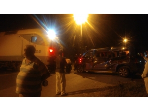 Tren Önce Araca Çarptı, Sonra Raylardan Çekti