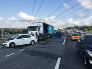 Tem Otoyolu Ankara İstikametinde Su Damacanaları Taşıyan Bir Tırdan Kemerburgaz Ayrımında Damacanalar Yola Döküldü. Damacanaların Aniden Yola Dökülmesiyle Seyir Halindeki 6 Otomobil Damacanalara Çarparak Kaza Yaptı. İlk Beli