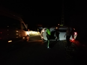 Kontrolden Çıkan Otomobil Yan Yattı