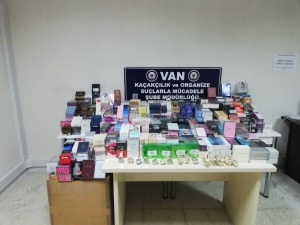Van’da Kaçak Parfüm Ve Saat Operasyonu