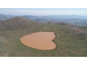 2 Bin 600 Rakımda Kalbi Andıran Göl Dikkat Çekiyor