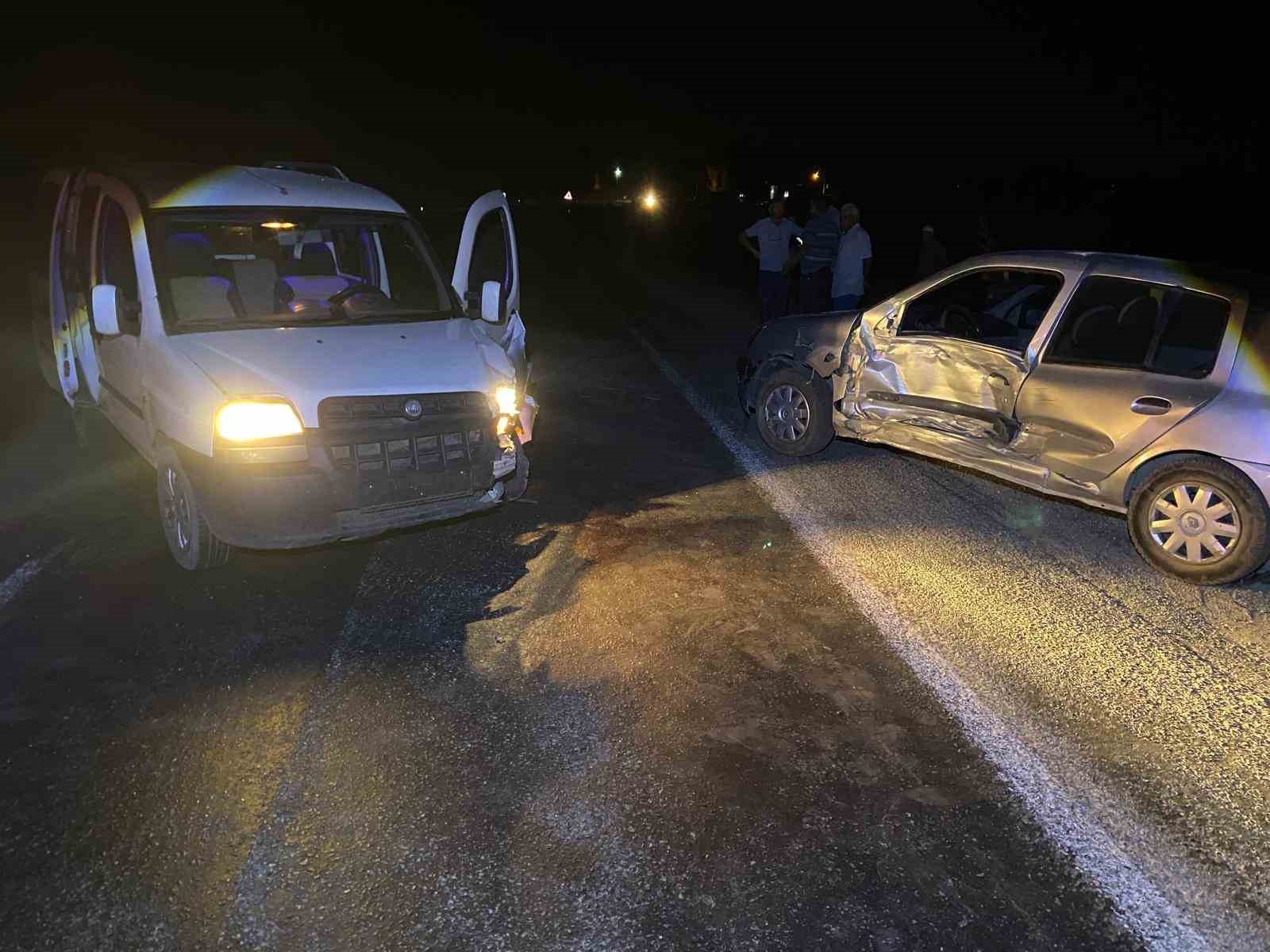 suhut-ta-trafik-kazasi-2-yarali
