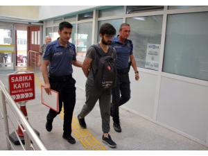 Mağazadaki Kabinde Genç Kızı Görüntülemeye Çalışan Şahıs Yakalandı