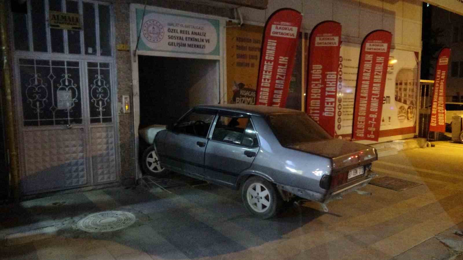 malatya-da-kontrolden-cikan-otomobil-dershaneye-girdi