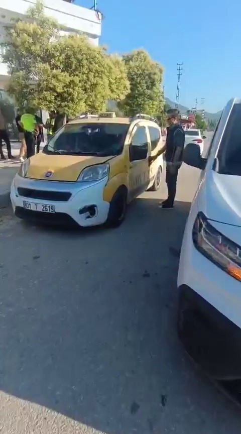 oncu-esliginde-ticari-taksiyle-gocmen-kacirirken-polise-yakalandilar