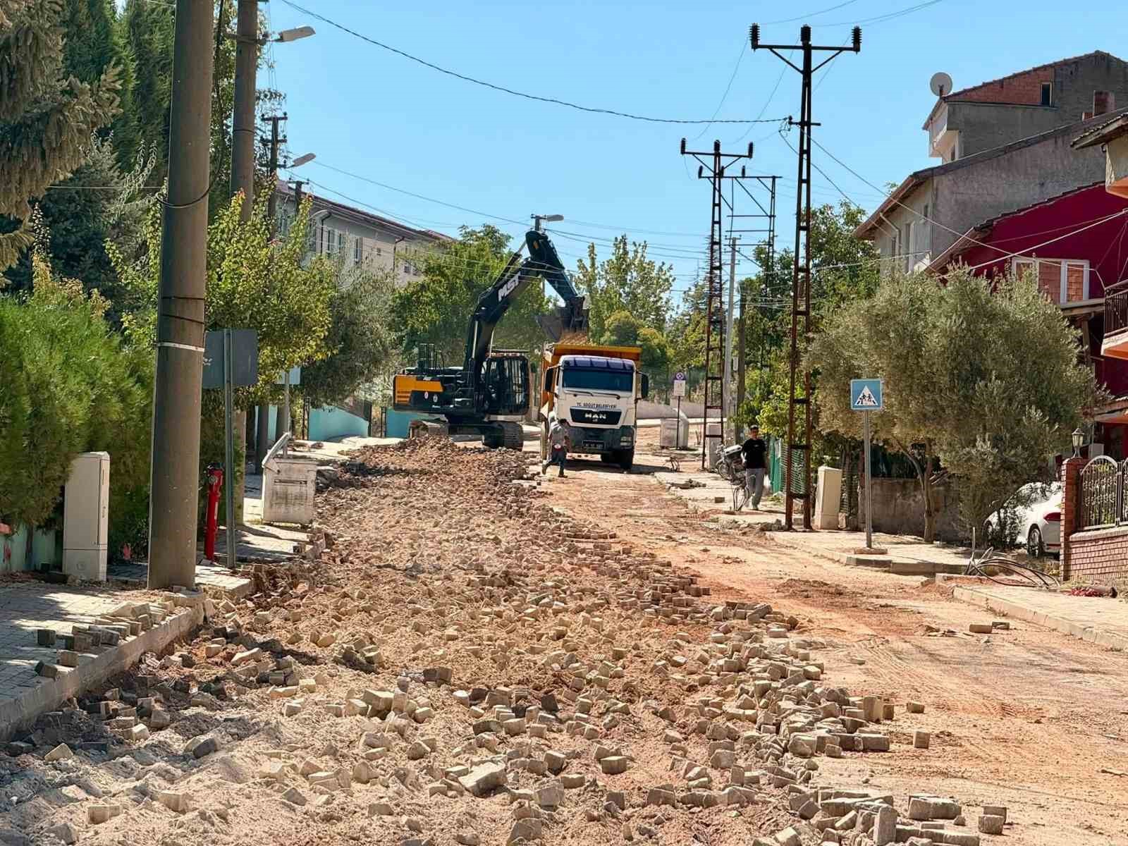 akcakoca-caddesi-nde-asfalt-calismalari-basladi
