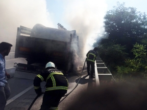 Hareket Halindeki Tır Alev Aldı