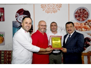 Başkan Gürkan Gürkan’dan Kayısı Reklamına Plaket