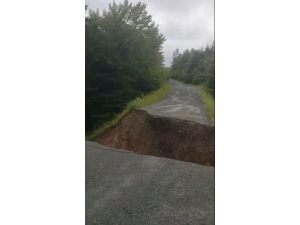 Kanada’da Sel Nedeniyle Yol Çöktü