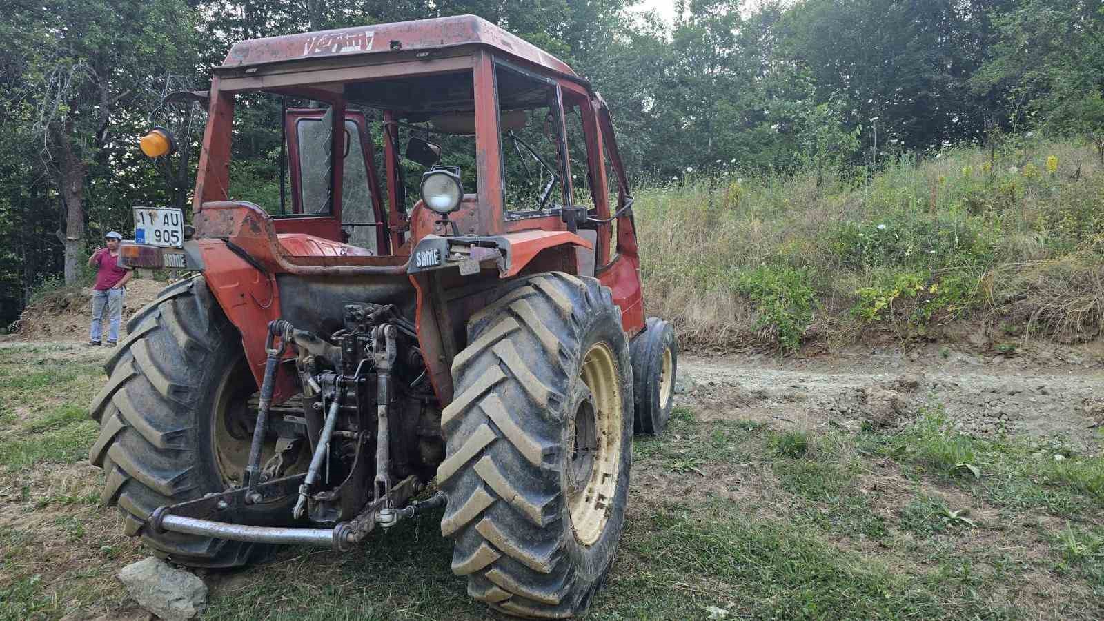 kontrolden-cikan-traktor-devrilirken-surucusu-yaralandi