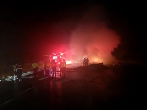 Bolu’da, Tem Otoyolu’nda Mukavva Yüklü Kamyon Alev Alev Yandı