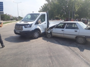 Otomobil İle Kamyonetin Çarpıştığı Kaza Kamerada