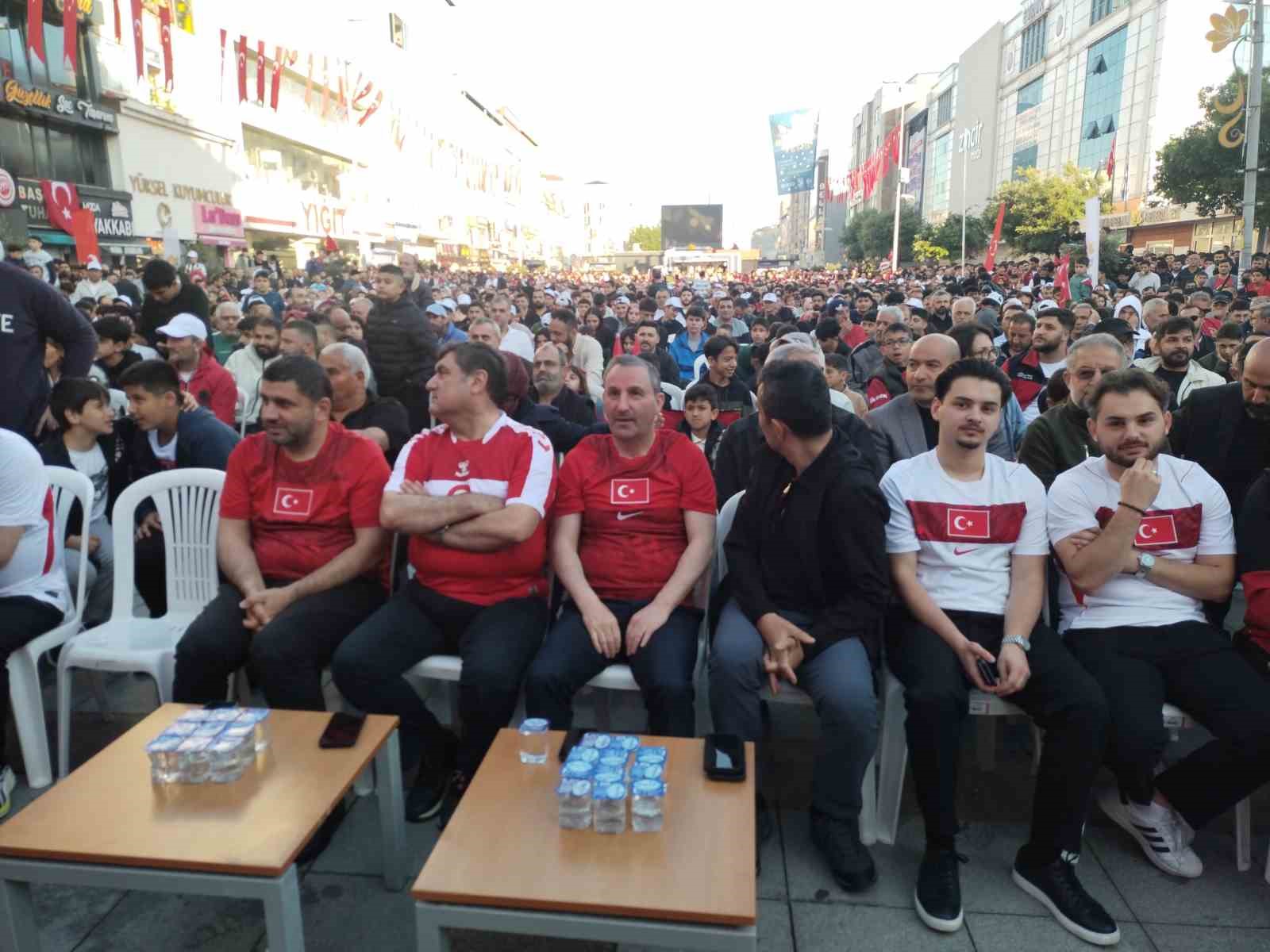 sultanbeyli-kent-meydani-nda-vatandaslar-milli-takim-icin-tek-yurek-oldular
