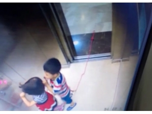 Asansörde Faciadan Kıl Payı Dönüldü