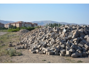 Şuhut Belediyesinden Parke Taşlarına Alanlara Uyarı