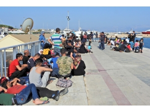 Ölüme Yolculuktaki 5 Şişme Botta 180 Göçmen Yakalandı