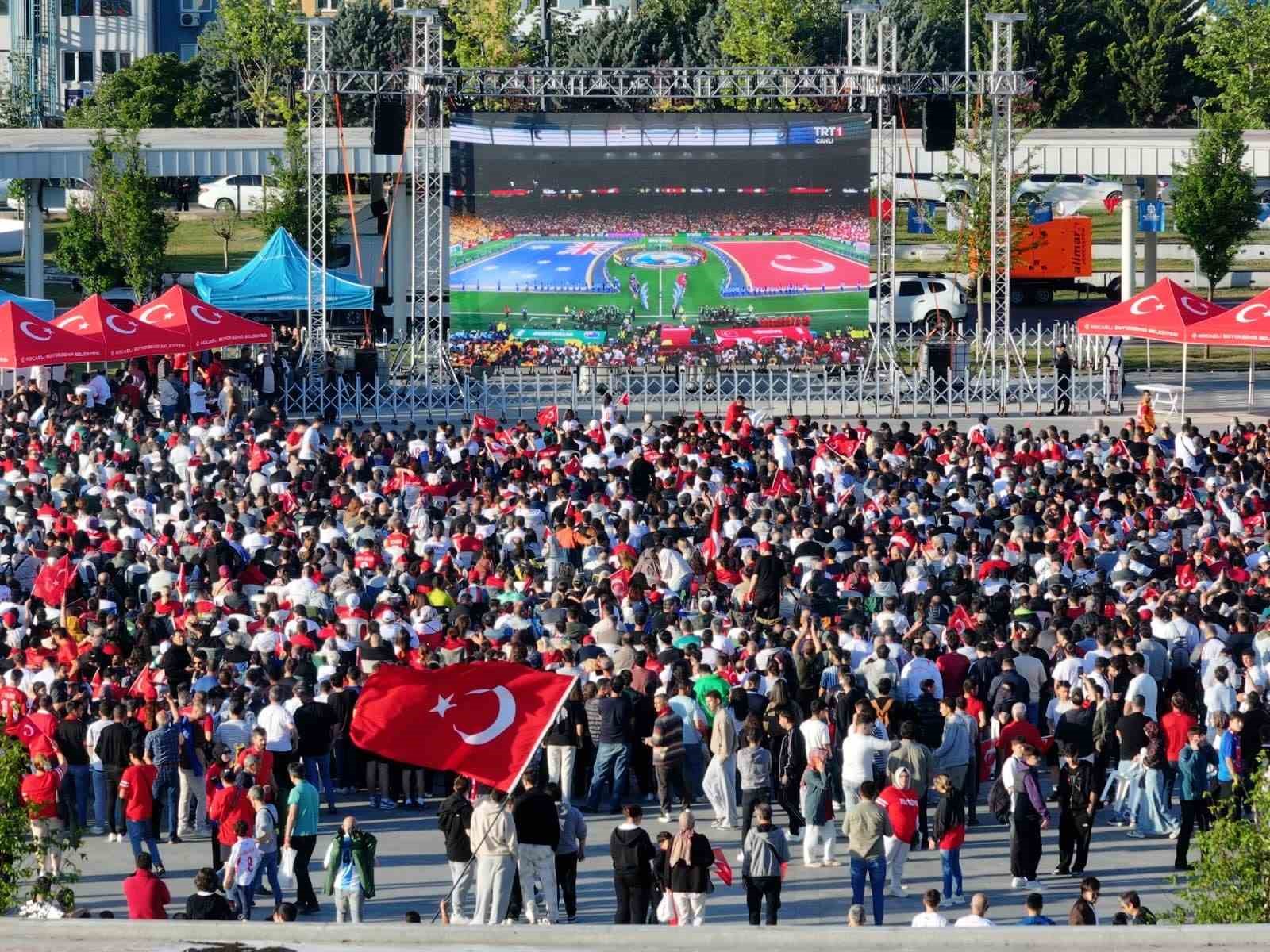 kocaeli-de-binlerce-kisi-milli-maci-dev-ekranda-izledi