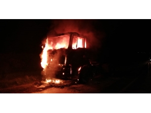 Seyir Halindeki Tır Alev Alev Yandı