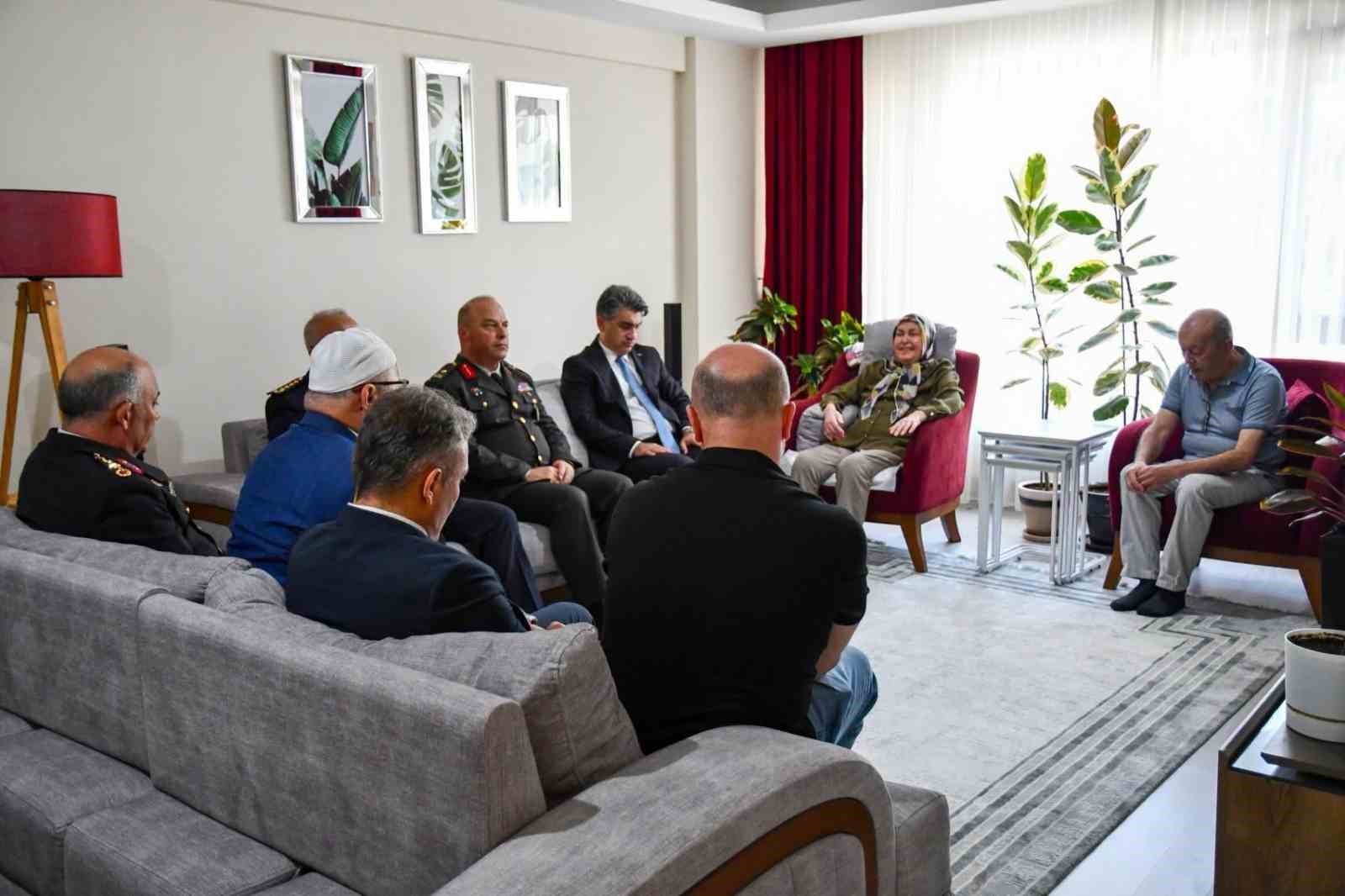 bolu-da-15-temmuz-sehidinin-ailesine-vefa-ziyareti