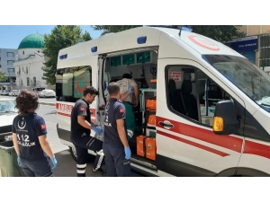 Bisikletin Çarptığı Belediye Görevlisi Yaralandı