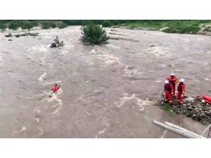 Nehirde Mahsur Kalan Köylüleri İtfaiye Halatla Kurtardı