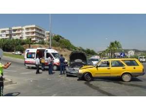 Manavgat’ta Otomobiller Çarpıştı: 4 Yaralı