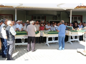 Kazada Hayatını Kaybeden Anne, Baba Ve Oğul Son Yolculuğuna Uğurlandı