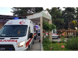 Otomobil Kırmızı Işıkta Bekleyen Araca Çarptı: 2 Yaralı