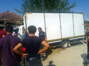 Kontrolden Çıkan Kamyonet Evin Duvarına Çarparak Durabildi