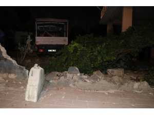 Kamyonet Müstakil Evin Bahçesine Girdi