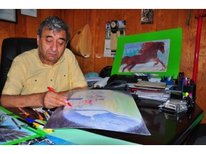 Bedensel Engelli İş Adamı Çizdiği Resimlerle Hayata Tutundu