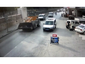 Maaşını Alamayınca Hem Kepçeyi Hem Polis Memurunu Kaçırdı