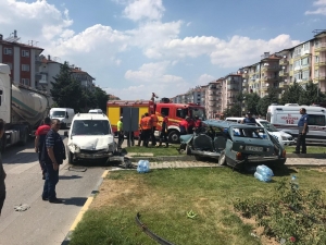 Isparta’da Kaza Yapan Araçlar Hurdaya Döndü: 5 Yaralı