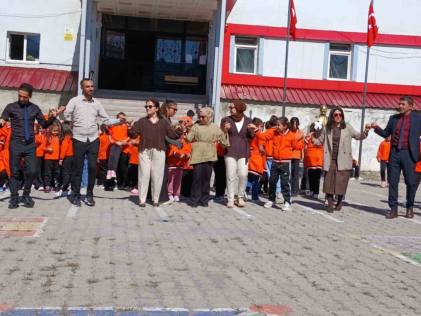 posof-ta-ilkogretim-haftasi-davul-zurnayla-basladi-49-koyun-ogrencisi-merkeze-tasiniyor