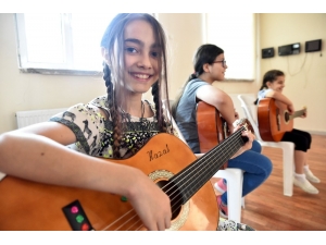 Tepebaşı Belediyesinden Çocuklara Gitar Kursu