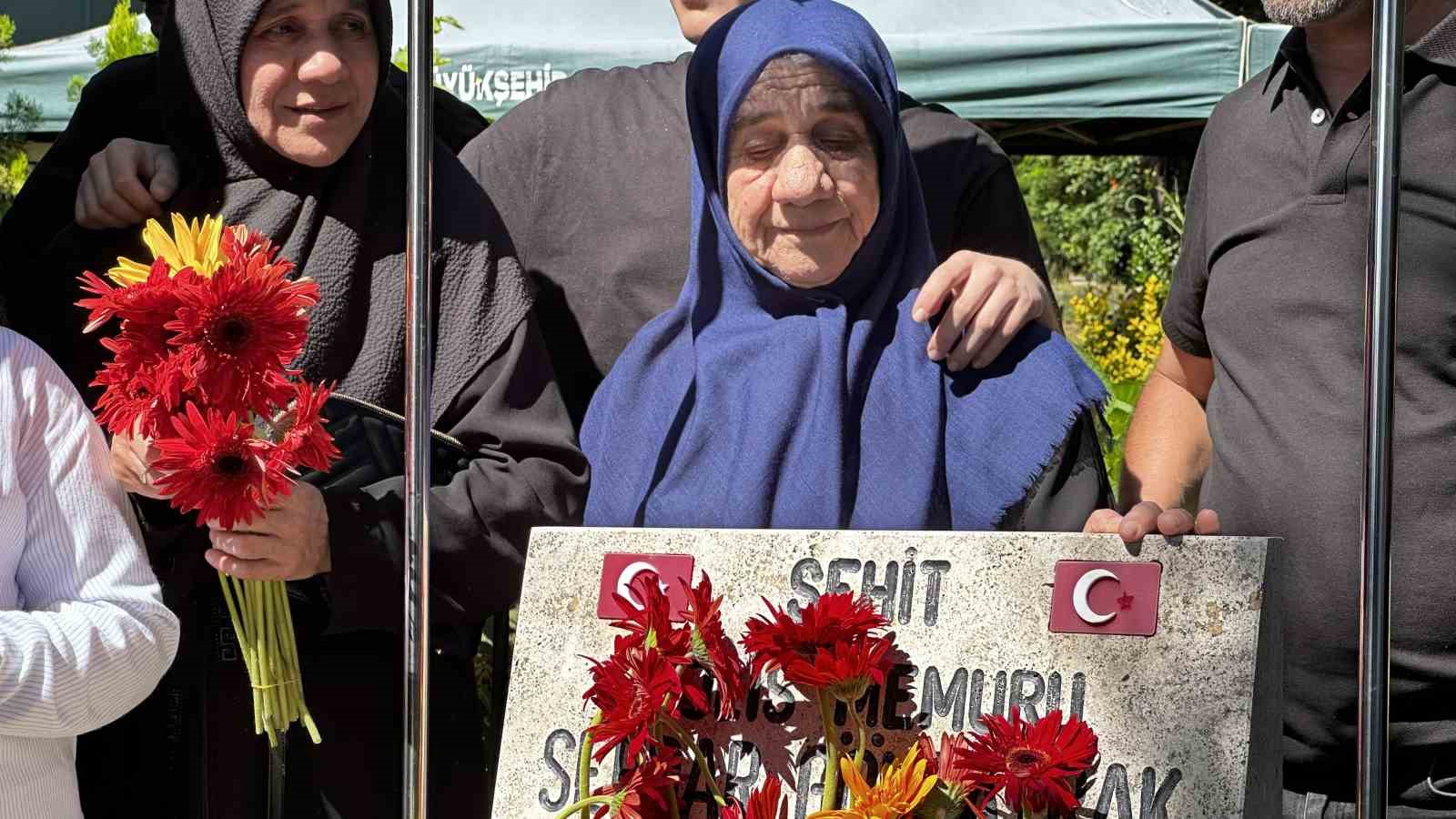 15-temmuz-sehidi-10-uncu-yil-donumunde-mezari-basinda-anildi