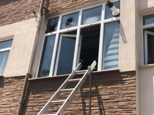 Mutfak Yangını Binaya Sıçramadan Söndürüldü