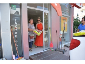 Yerleşik Ruslardan Hayvan Barınağına Mama Desteği